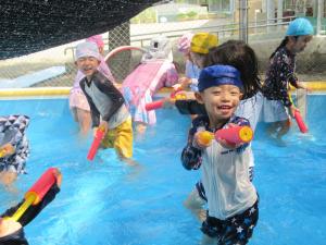 5歳児がプールで水鉄砲をしているところ