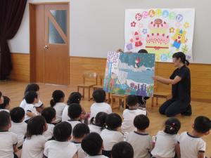 8月の誕生会で大型絵本を読んでいるところ