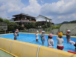 水鉄砲をしている写真