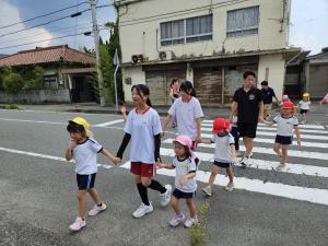 高校生と道を渡っている写真