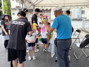 まるサポ祭でお世話になった人たちにお別れをしている写真