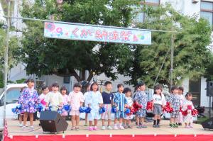 祭りのステージの上で歌をうたっているところ