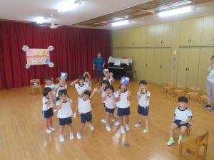 誕生会でみんなでダンスを踊ってポーズを決めているところ