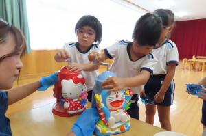 かき氷機をくるくる回してかき氷を作っているところ