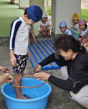大きいシャボン玉に挑戦している写真