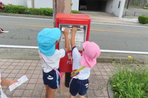 祖父母参観日の案内のハガキをポストに投函しているところ