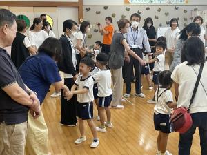 祖父母参観日に祖父母と触れ合い遊びをしているところ