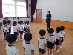 始業式で園長先生の話を聞いているところ