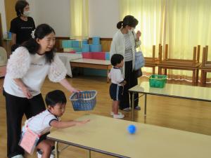 祖父母参観でころころどきどきの遊びをしているところ