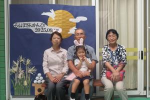 祖父母参観で写真撮影をしているところ