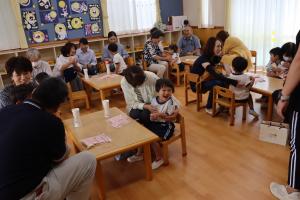 祖父母参観日でプレゼントを渡しているところ