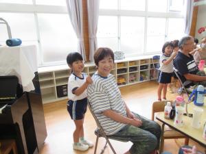 祖父母参観で肩たたきをしているところ