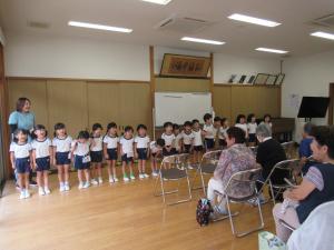 5歳児が敬老会に参加しているところ