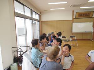 5歳児が敬老会でふれあい遊びをしているところ