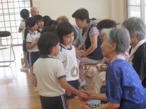 5歳児が敬老会でプレゼントをもらっているところ