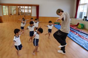 3歳児が運動遊びでバランスをしているところ