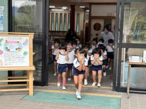 火事を想定した避難訓練で園庭に避難しているところ