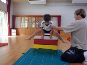 4歳児が跳び箱をしているところ