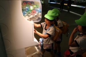 5歳児ががちゃがちゃをしているところ