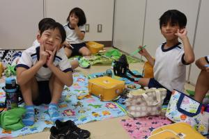 5歳児がお弁当を食べているところ