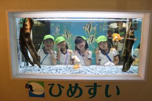 5歳児が魚と写真をとっているところ
