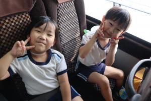 5歳児がバスに乗っているところ