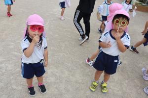 3歳児がトンボの眼鏡をしているところ