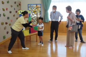 英語講師と一緒に英語遊びをしているところ