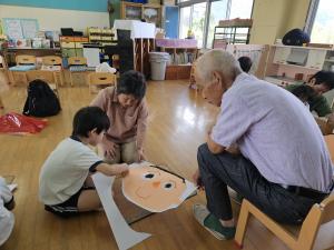 運動会の旗を作っている写真
