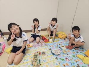 お弁当を食べている写真
