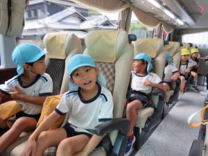 子ども達がバスに乗っている写真