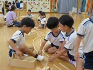 子ども達が線路を作っている写真