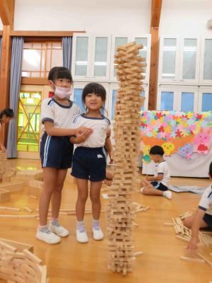 積み木を高く積み上げている写真