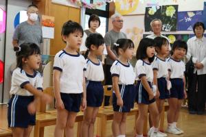 子ども達が歌を歌っている写真