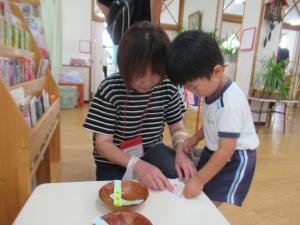シールを貼っている様子