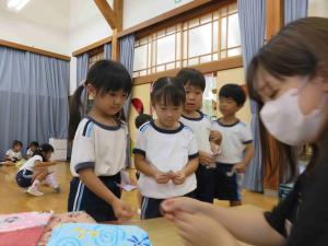 子ども達がお買い物ごっこをしている写真