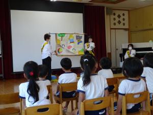 交通安全教室に参加し、紙芝居を見ているところ