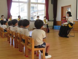 交通安全教室でお話を聞いているところ