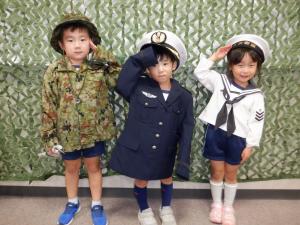 遠足で自衛隊の服を着せてもらったところ