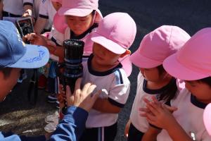 3歳児が消防署でポンプをみせてもらっているところ