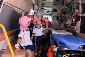 3歳児が救急車を見せてもらっているところ