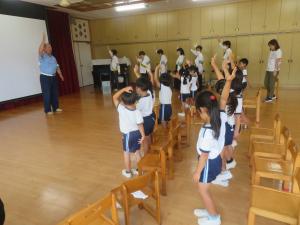 交通安全教室で警察官のお話を聞いているところ