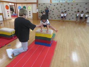 跳び箱をとんでいるところ