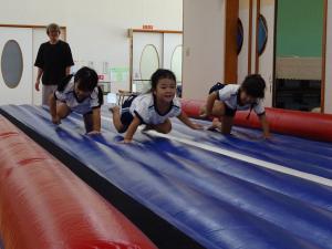 トランポリンでハイハイで前に進んでいるところ