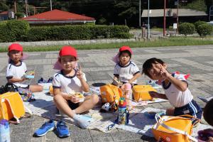 4歳児がお弁当を食べているところ