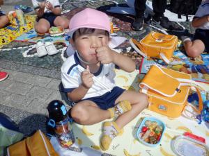 3歳児が弁当を食べているところ
