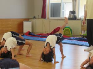 5歳児がブリッジをしているところ