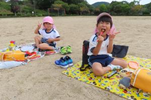 中央公園でお弁当を食べているところ