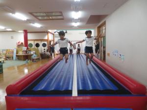 トランポリンの上をジャンプしているところ