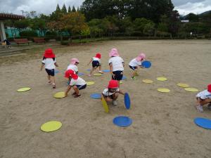 広場でひっくり返しゲームをして遊んでいるところ